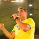Flávio Bolsonaro concentra esforços em gravações de campanha e suspende atos públicos