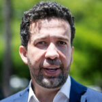 Janones diz que vai ter alta hospitalar às 13h13 desta terça (20/10)